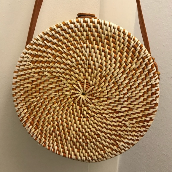 Round rattan wicker bag w/ batik pattern inside - Picture 4 of 4